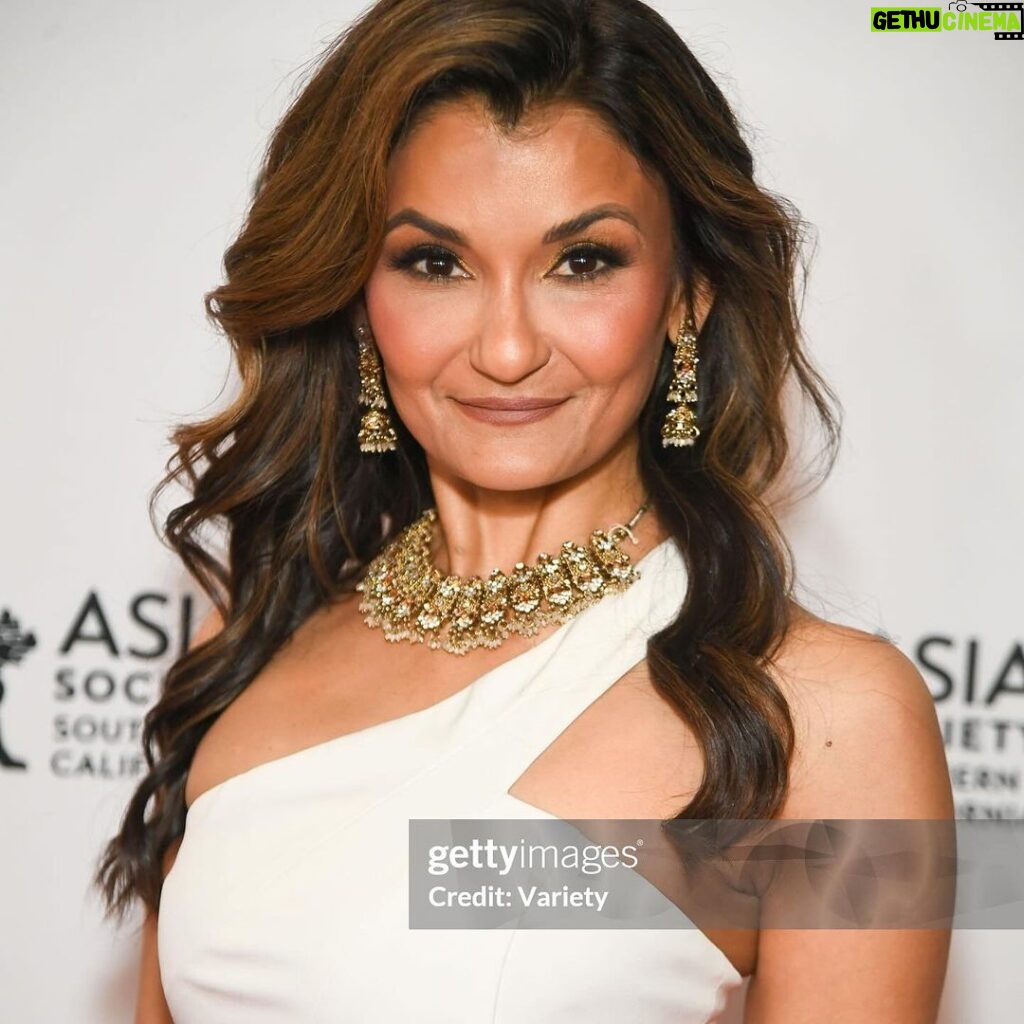 Anjali Bhimani Instagram - What a joy and injection of food for the soul last night at the @asiasocietyla ‘s Game Changer Awards. Just a few of the highlights (because we didn’t get nearly all of it on camera!) 1-2: Proof I can’t give a speech or tell a story without waving my hands around in excitement 3: The honorees and presenters including @therealshannonlee and the cast of Warrior , @beherelater the creator of BEEF, the team from #GodzillaMinusOne, and the gorgeous @katie_soo who spearheads the Asia Society and blows my mind. 4 & 5: A little red carpet love with more of Mom’s baller Indian jewelry that she passed down to me years ago 6: With our boy @steveyeun who I still can’t help texting every time I see him crushing it onscreen (so he gets a lot of texts) 7: With @anderson._paak who is so magnificent and such an inspiration I can’t figure out how to describe him in this picture 8: Anjali, tell us about your entire career in 10 seconds or less in a way every Asian actor can relate to…🤩 And thanks as always to @michelle.borbolla for the glam magic! #asiasociety #gamechanger #southasian #womensupportingwomen #anjalibhimani #andersonpaak #stevenyeun Skirball Cultural Center