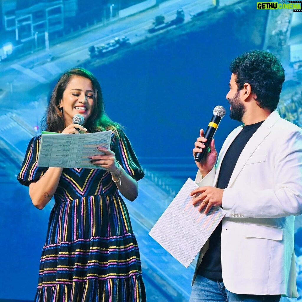 Anjana Rangan Instagram - Its always a blast on stage with my fav most @rjvijayofficial ! 😍♥😍♥ check out the last picture for the vibe onstage 🔥 Hosted the 25th year celebration for @schwingstetterindia ! Wonderful audience. 😍 Beautifully organised by @epitomeevents ♥