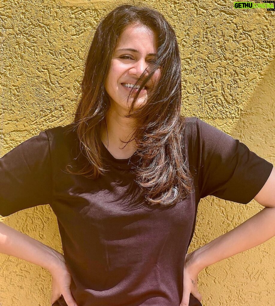 Anjana Rangan Instagram - Comfy tee, messy hair, no makeup! In my zone! PC : @padambyveni