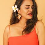 Anjana Rangan Instagram - 🌹🌹🌹 📸 : @padambyveni Flower picked up from the park for me , by my baby boy🥹♥️