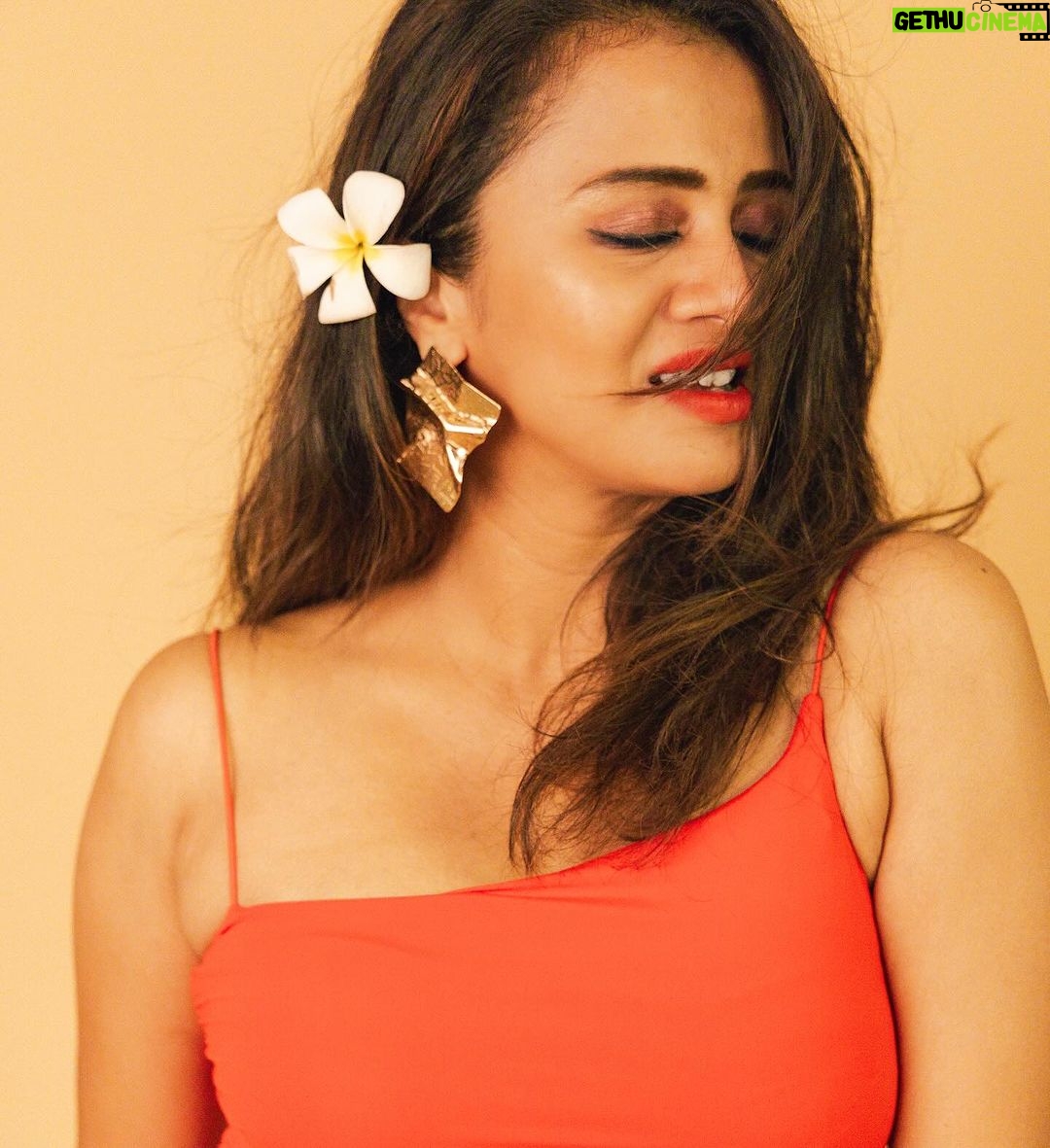Anjana Rangan Instagram - 🌹🌹🌹 📸 : @padambyveni Flower picked up from the park for me , by my baby boy🥹♥️