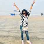 Anjana Rangan Instagram - From early morning stroll at Juhu beach and pav bhaji for breakfast.. my Mumbai trip has officially kicked off , in bombay shtyleeee 😎😎😎 Partner in crime / picture courtesy : @dipshi_blessy 🥳 #bombaydiaries #mumbaikar #mumbaidiaries Juhu Beach,mumbai