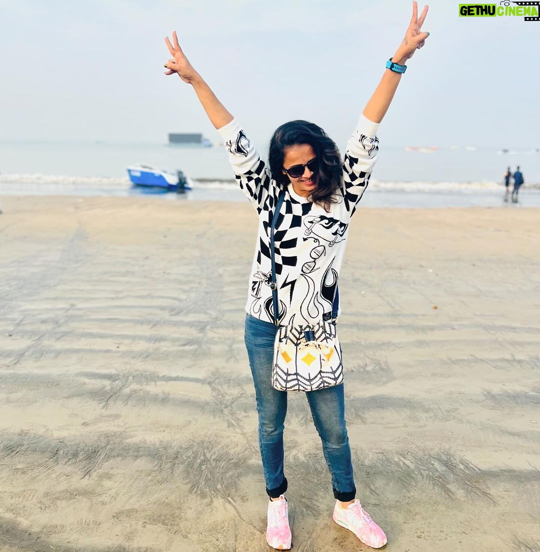 Anjana Rangan Instagram - From early morning stroll at Juhu beach and pav bhaji for breakfast.. my Mumbai trip has officially kicked off , in bombay shtyleeee 😎😎😎 Partner in crime / picture courtesy : @dipshi_blessy 🥳 #bombaydiaries #mumbaikar #mumbaidiaries Juhu Beach,mumbai