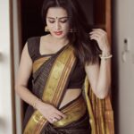 Anjana Rangan Instagram - Six yards of pure happiness 🖤💫 Indha padalai ezhudhiyavar ungal @rjvijayofficial ! 🤩 #novp #nanbanoruvanvandhapiragu Paata use pannikiten.. credits kuduthuten machi 😜😂