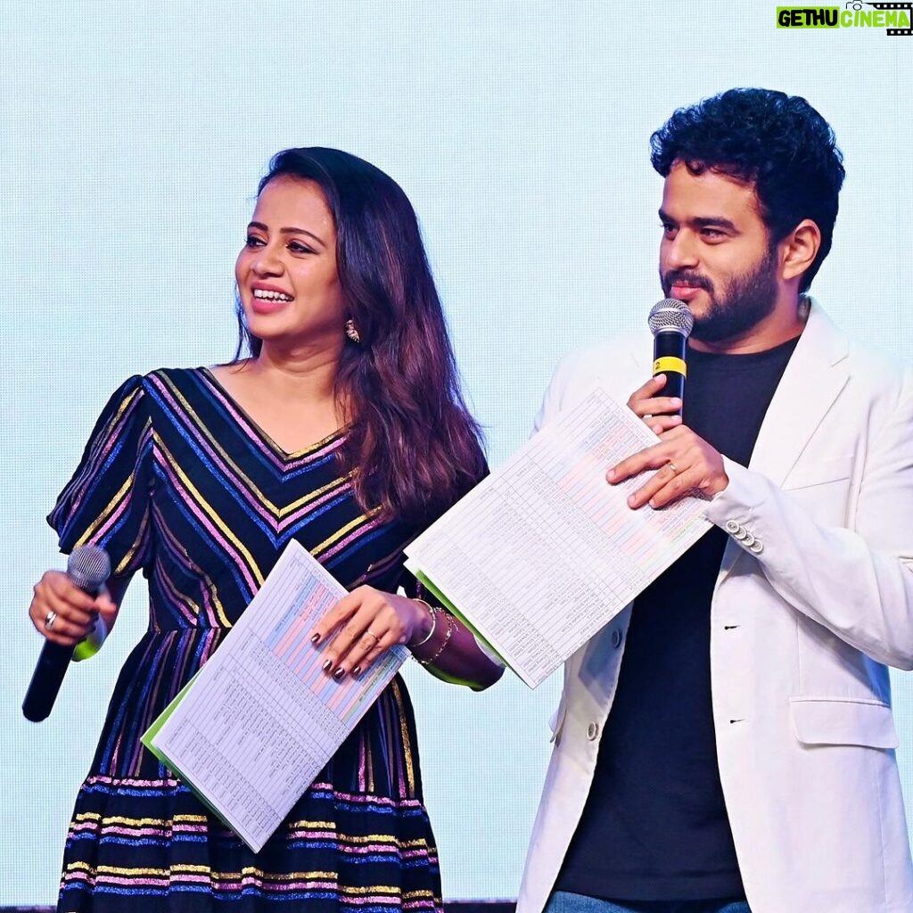 Anjana Rangan Instagram - Its always a blast on stage with my fav most @rjvijayofficial ! 😍♥️😍♥️ check out the last picture for the vibe onstage 🔥 Hosted the 25th year celebration for @schwingstetterindia ! Wonderful audience. 😍 Beautifully organised by @epitomeevents ♥️