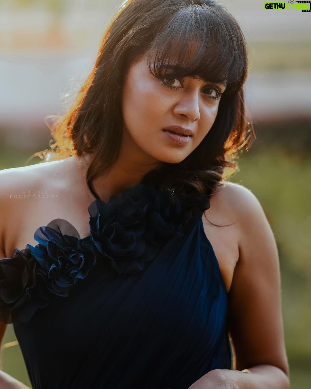 Anjana Rangan Instagram - For @she_awards Makeup : @shree__artistry__ Hair : @luke_the_hairstylist Photography : @withlovephoto_graphy