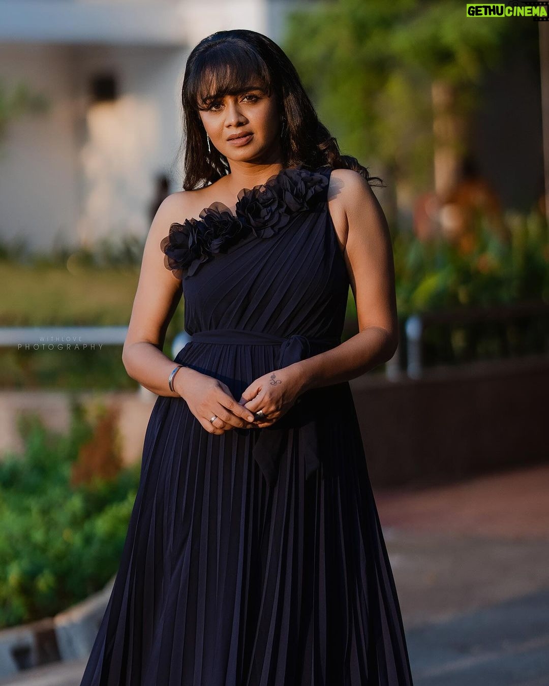 Anjana Rangan Instagram - For @she_awards Makeup : @shree__artistry__ Hair : @luke_the_hairstylist Photography : @withlovephoto_graphy