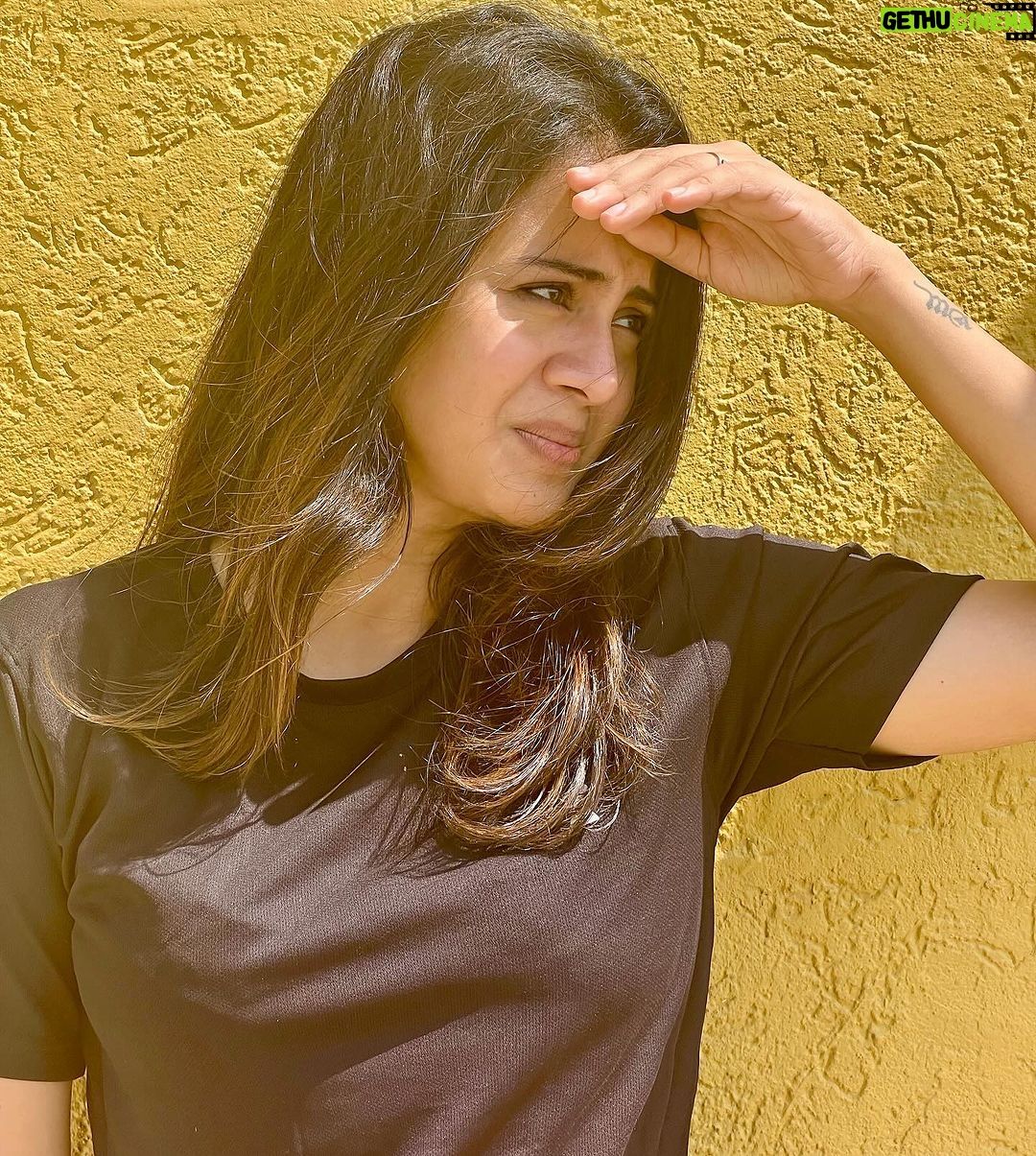 Anjana Rangan Instagram - Comfy tee, messy hair, no makeup! In my zone! PC : @padambyveni