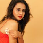 Anjana Rangan Instagram - 🌹🌹🌹 📸 : @padambyveni Flower picked up from the park for me , by my baby boy🥹♥️