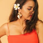 Anjana Rangan Instagram - 🌹🌹🌹 📸 : @padambyveni Flower picked up from the park for me , by my baby boy🥹♥️