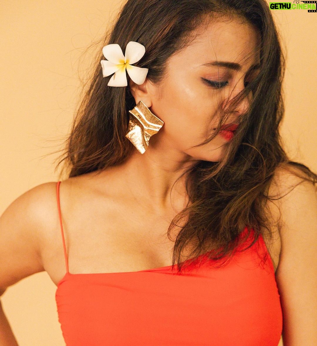 Anjana Rangan Instagram - 🌹🌹🌹 📸 : @padambyveni Flower picked up from the park for me , by my baby boy🥹♥️