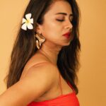 Anjana Rangan Instagram - 🌹🌹🌹 📸 : @padambyveni Flower picked up from the park for me , by my baby boy🥹♥️