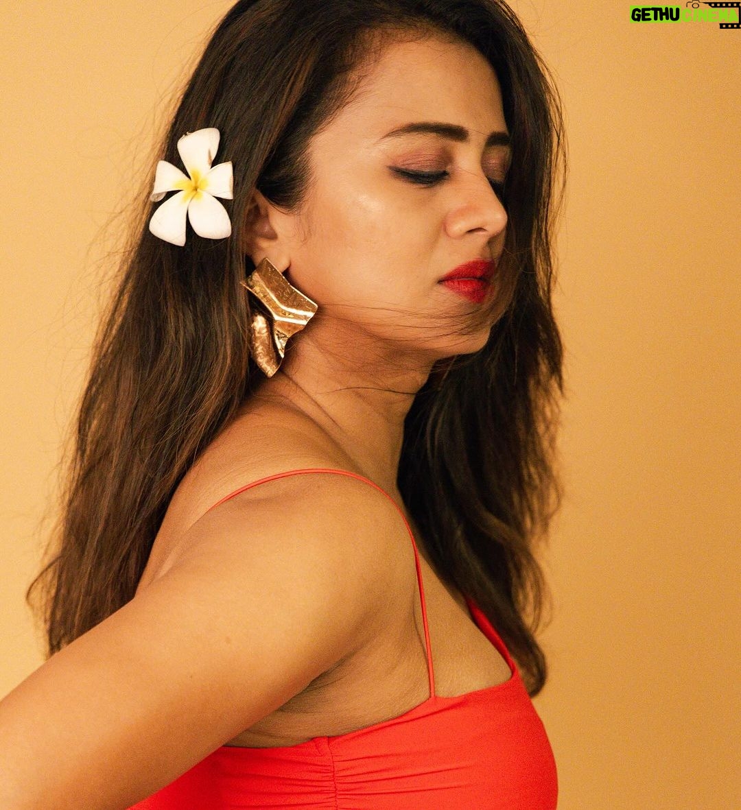 Anjana Rangan Instagram - 🌹🌹🌹 📸 : @padambyveni Flower picked up from the park for me , by my baby boy🥹♥️