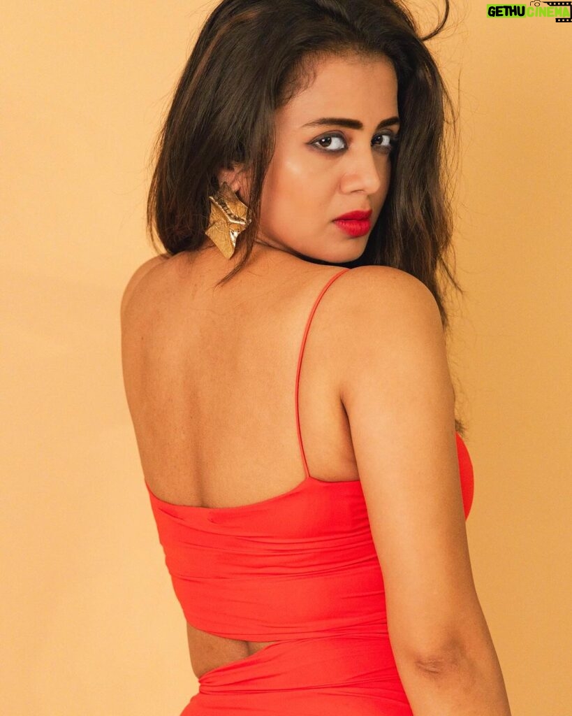 Anjana Rangan Instagram - This Dress is very Special ❤‍🔥❤‍🔥❤‍🔥 Got this knowing i wont be able to fit into it. I still dont fit well but i have worked my best towards it , just so that i can wear it! 🌹 Photography : @padambyveni #valentinesday #valentinesdaypost