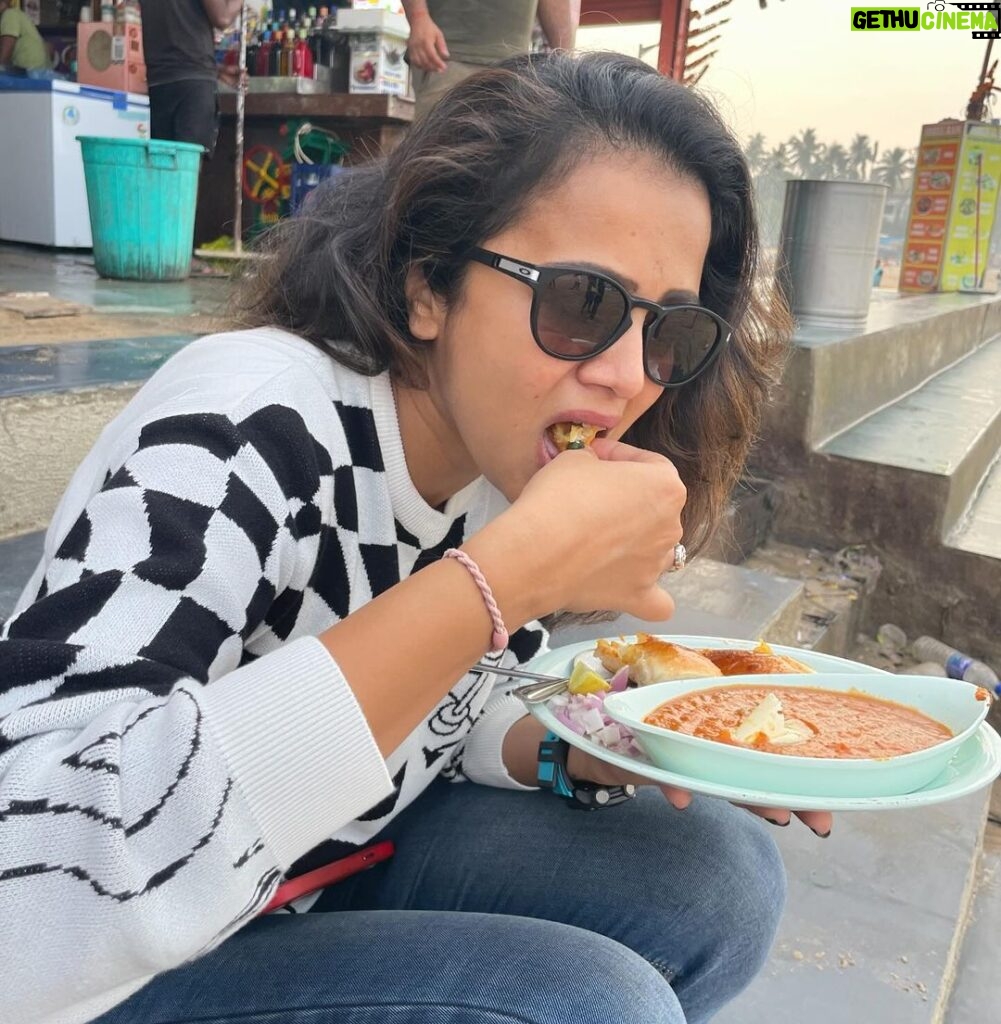 Anjana Rangan Instagram - From early morning stroll at Juhu beach and pav bhaji for breakfast.. my Mumbai trip has officially kicked off , in bombay shtyleeee 😎😎😎 Partner in crime / picture courtesy : @dipshi_blessy 🥳 #bombaydiaries #mumbaikar #mumbaidiaries Juhu Beach,mumbai