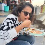 Anjana Rangan Instagram - From early morning stroll at Juhu beach and pav bhaji for breakfast.. my Mumbai trip has officially kicked off , in bombay shtyleeee 😎😎😎 Partner in crime / picture courtesy : @dipshi_blessy 🥳 #bombaydiaries #mumbaikar #mumbaidiaries Juhu Beach,mumbai