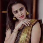 Anjana Rangan Instagram - Six yards of pure happiness 🖤💫 Indha padalai ezhudhiyavar ungal @rjvijayofficial ! 🤩 #novp #nanbanoruvanvandhapiragu Paata use pannikiten.. credits kuduthuten machi 😜😂