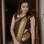 Anjana Rangan Instagram - Six yards of pure happiness 🖤💫 Indha padalai ezhudhiyavar ungal @rjvijayofficial ! 🤩 #novp #nanbanoruvanvandhapiragu Paata use pannikiten.. credits kuduthuten machi 😜😂