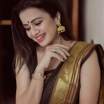 Anjana Rangan Instagram - Six yards of pure happiness 🖤💫 Indha padalai ezhudhiyavar ungal @rjvijayofficial ! 🤩 #novp #nanbanoruvanvandhapiragu Paata use pannikiten.. credits kuduthuten machi 😜😂