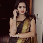 Anjana Rangan Instagram - Six yards of pure happiness 🖤💫 Indha padalai ezhudhiyavar ungal @rjvijayofficial ! 🤩 #novp #nanbanoruvanvandhapiragu Paata use pannikiten.. credits kuduthuten machi 😜😂