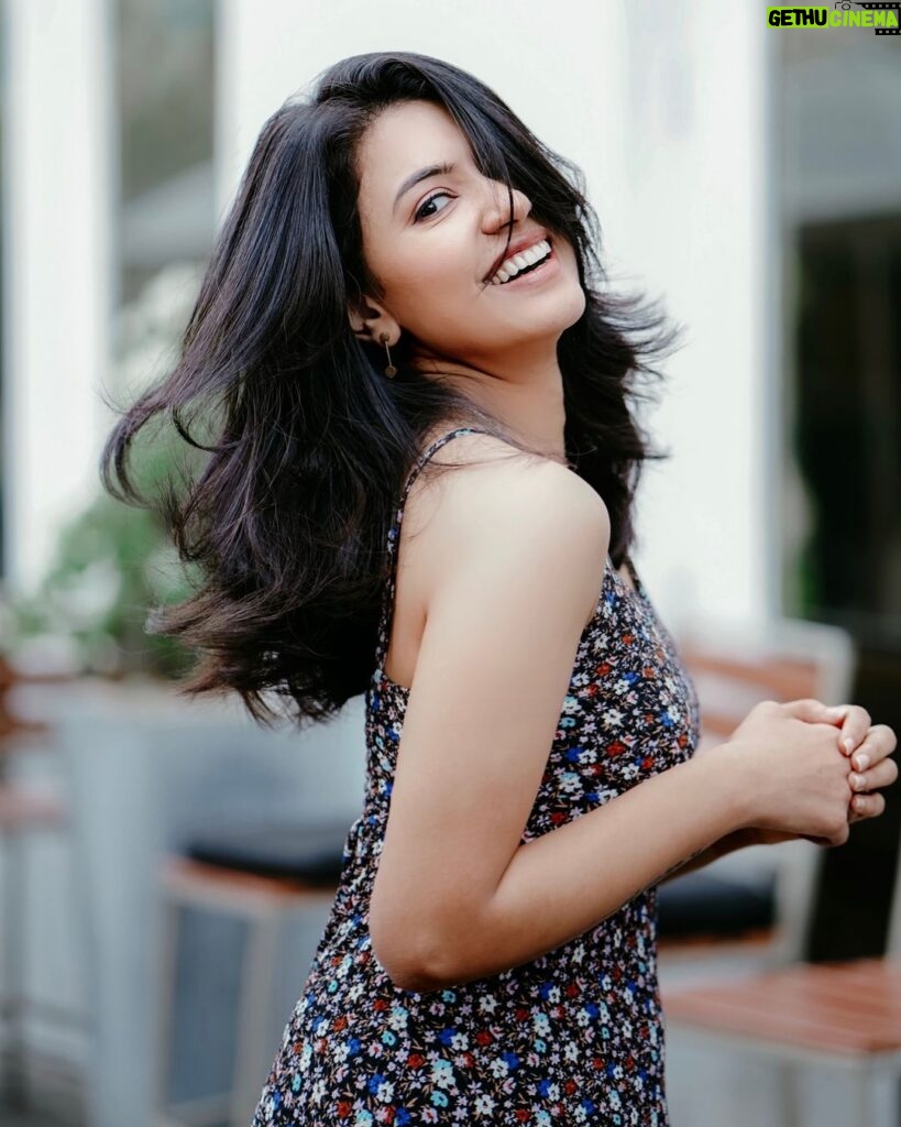 Anju Kurian Instagram - What’s one thing that always brings a smile to your face? 😃🥰🤩 #sharethejoy #happysoul #instadaily #moodoftheday #mondaymood