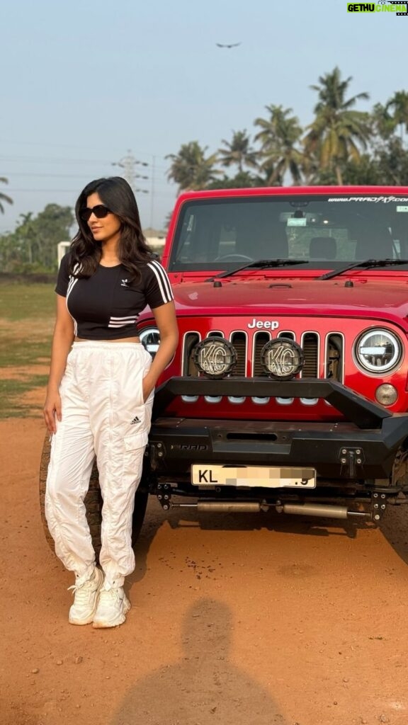 Anju Kurian Instagram - Rugged beauty??? It’s not a jeep thing; it’s a jeep wrangler thing! Tag your jeep squad below 👇. 🎥- @jiksonphotography #jeepwrangler #jeeplife #offroad #adventurecalling #beastmode #mondaymood