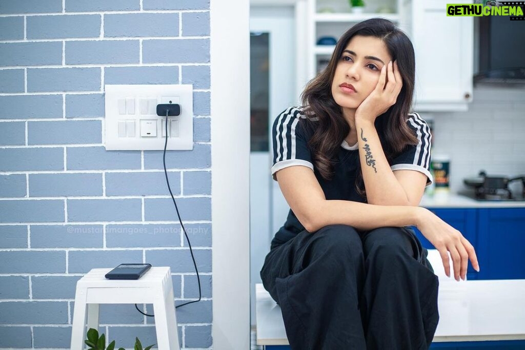 Anju Kurian Instagram - Me thinking about my life, career, future and marriage while my phone is on charging. 📸- @zion_mathew_thomas