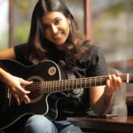 Anju Kurian Instagram – Brightening up my day with some chill tunes and a cozy café atmosphere 🫰.

#metime #positivevibes #musiclover #happyplace #coffeetime 

Cafe – @tonicocafe