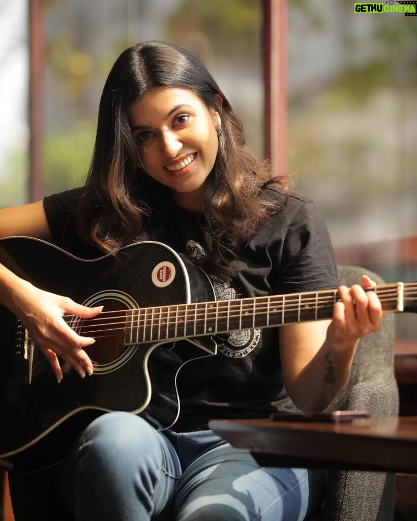 Anju Kurian Instagram - Brightening up my day with some chill tunes and a cozy café atmosphere 🫰. #metime #positivevibes #musiclover #happyplace #coffeetime Cafe - @tonicocafe