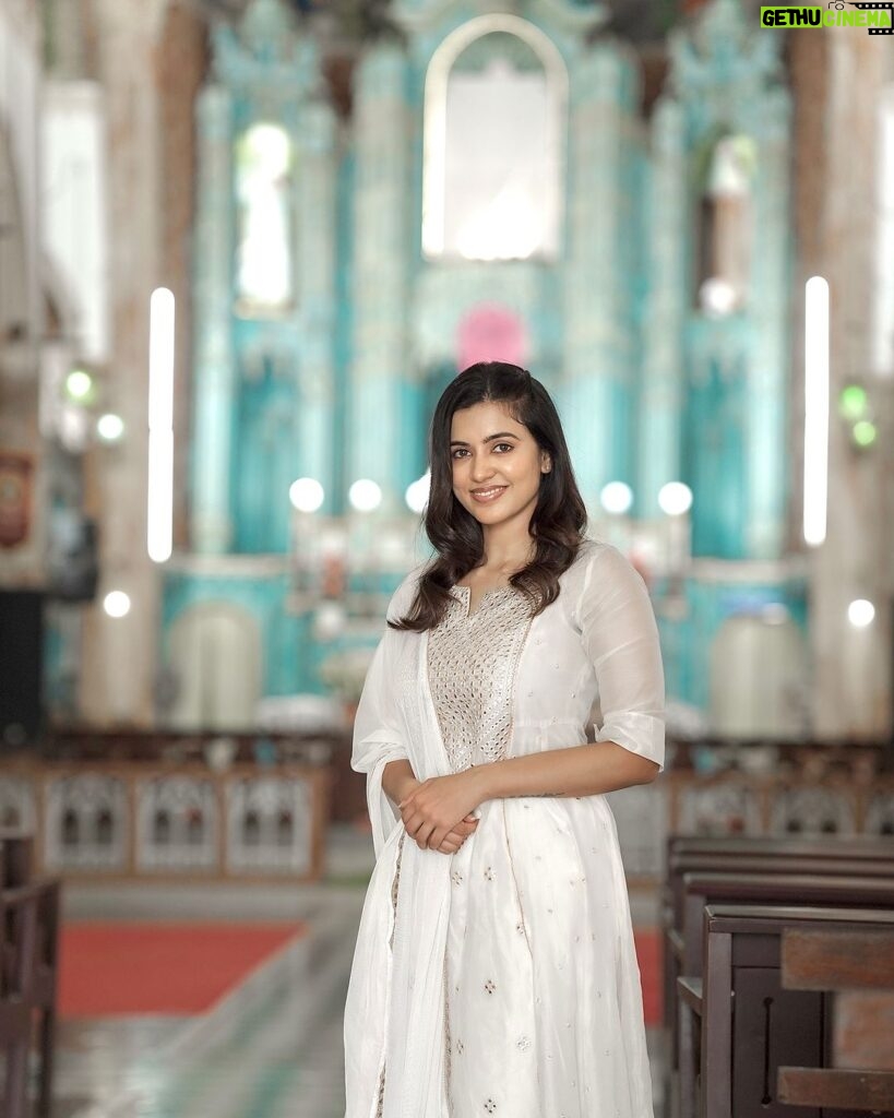 Anju Kurian Instagram - May the significance of this GOOD FRIDAY fill your heart with peace and gratitude ✝✨. Blessed Good Friday to you all 🙏🏼! P.C - @momentssbyelementricx