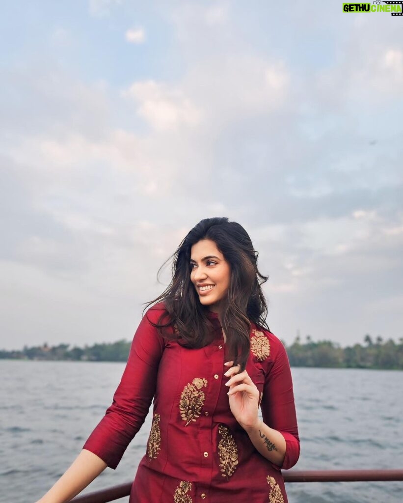 Anju Kurian Instagram - Share your all-time favourite valentine’s day song and tell me why it holds a special place in your heart ❤️ 🎶. 🏨- @abadwhisperingpalms