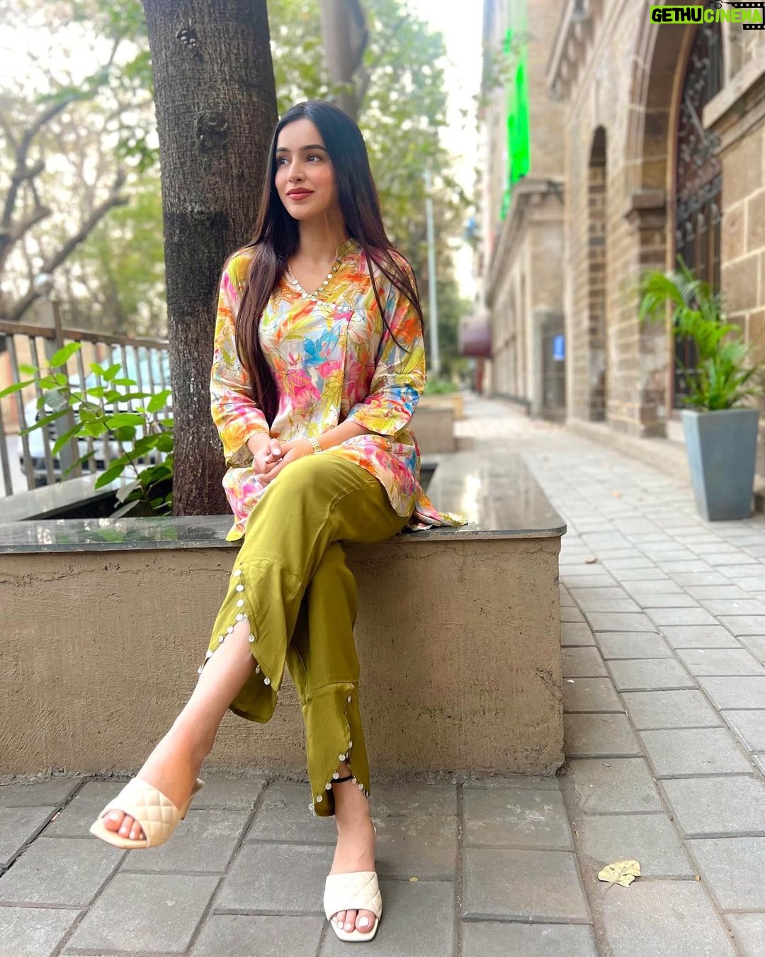 Ankitta Sharma Instagram - Duniya raazi kar v layi eh, phir v chain ni aauna.. 🍁