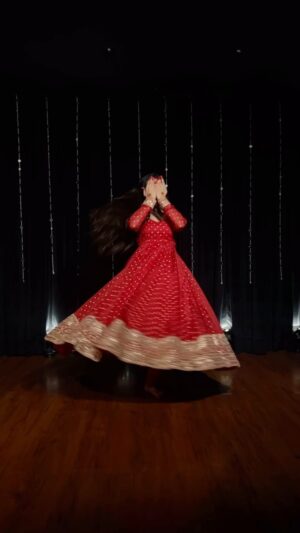 Ankitta Sharma Instagram - उनकी छब से दिखूँ मैं तो प्यारी.. 🤌🏻❤️

Choreography: @niraj_patel_06