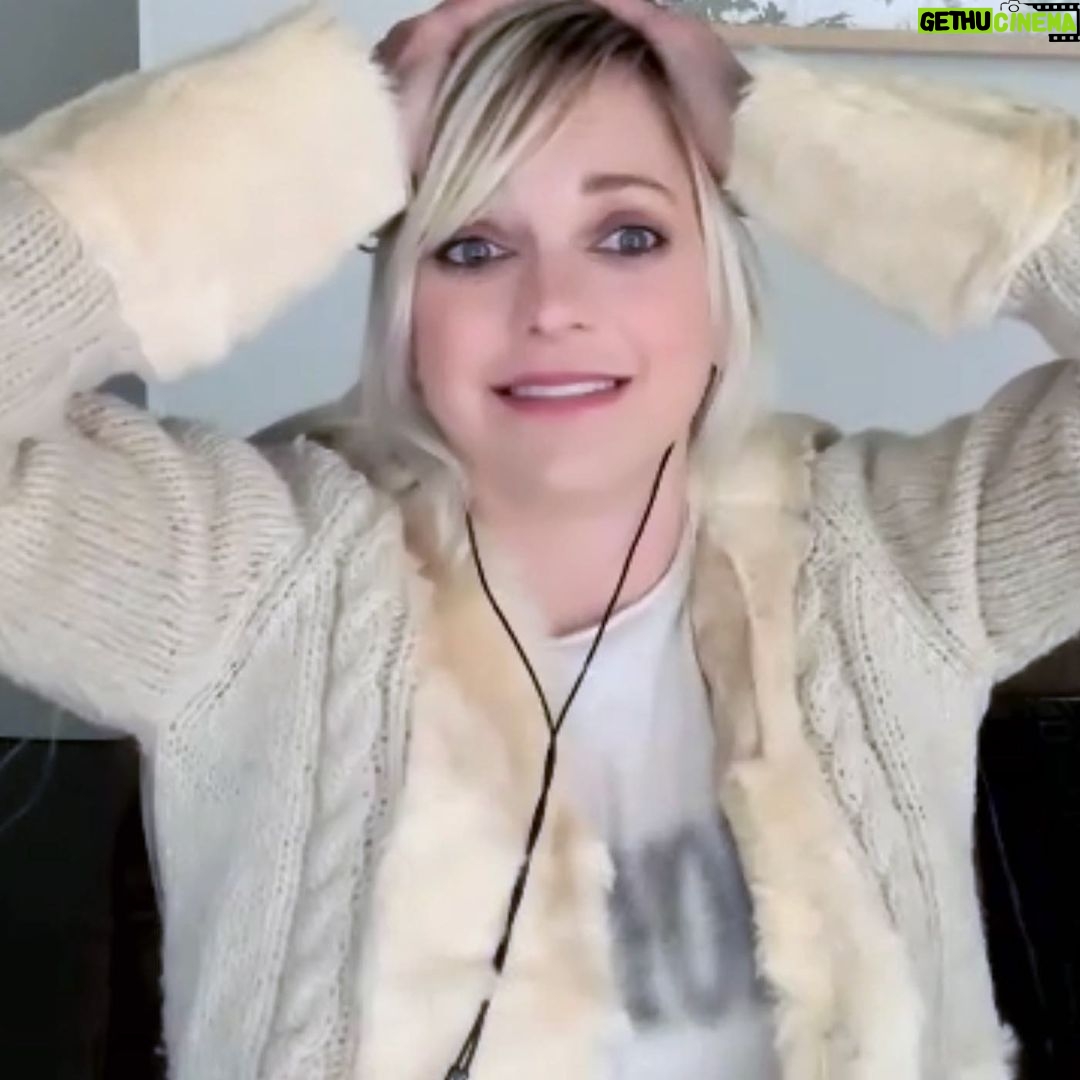 Anna Faris Instagram - This week on @unqualified, @davidduchovny joins me (from his railroad car) to talk about the movie we just finished working on, his love of music, dealbreakers and more!