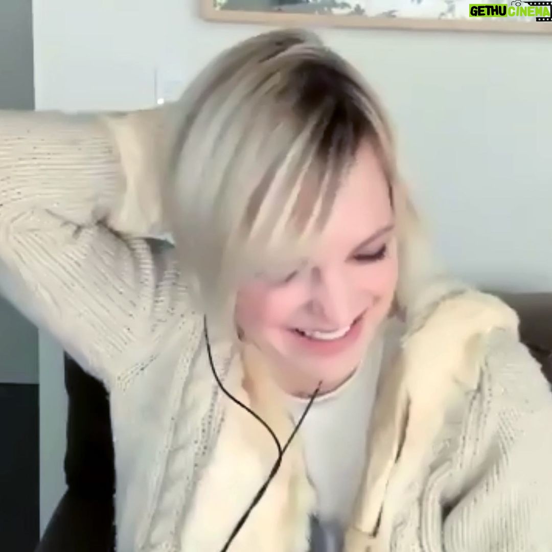 Anna Faris Instagram - This week on @unqualified, @davidduchovny joins me (from his railroad car) to talk about the movie we just finished working on, his love of music, dealbreakers and more!