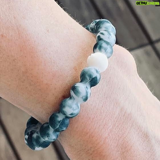 Anna Faris Instagram - My friend Swampy Marsh works with this great charity and sent me this cool bracelet by @livelokai #SurfCollection to benefit @awalkonwater #AWalkOnWater gets $1 for every bracelet sold!