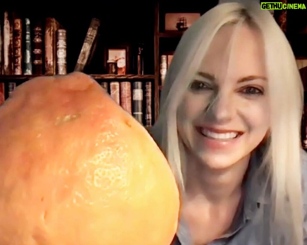 Anna Faris Instagram - Showing off my crazy grapefruit to @lamorne