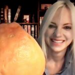 Anna Faris Instagram - Showing off my crazy grapefruit to @lamorne