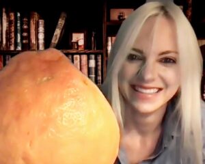 Anna Faris Instagram - Showing off my crazy grapefruit to @lamorne
