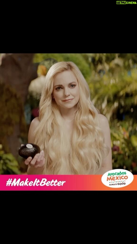Anna Faris Instagram - Even bad jokes are better with @AvocadosFromMexico, my favorite brand of fresh avocados! And guess who made their new Big Game ad better? #MakeItBetter #Sponsored​