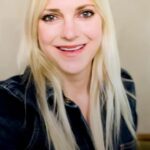 Anna Faris Instagram – Bet you can’t guess what I have in common with an electric vehicle. #HowDoYouSayARIYA #NissanPartner