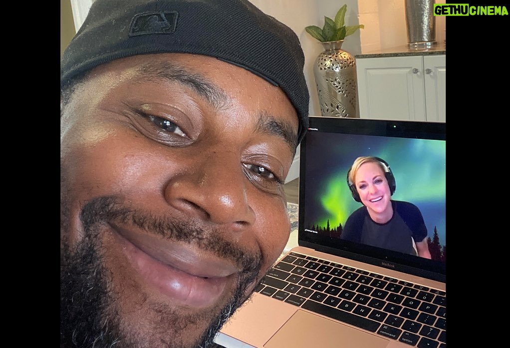 Anna Faris Instagram - It was so good to catch up with my buddy @kenanthompson and relive the trauma of hosting SNL. Then gender and social policy expert Liz Plank @feministabulous joins me to offer our listeners some qualified advice. @unqualified