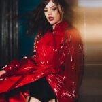 Annalisa Scarrone Instagram - Sinceramente è la canzone più trasmessa in radio in Italia e anche la più usata su TikTok 🩸 Grazie 🙏🏻 Sarà un venerdì sera scoppiettante 🥂 #Sinceramente