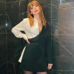 Annalisa Scarrone Instagram - Ma quindi frase preferita? ❤️🩸🌑 Mi sveglio ed è passata solo un’ora Non mi addormenterò Ancora otto lune nere e tu la nona E forse me lo merito La vuoi la verità? Ma quale verità? Ti dico la sincera o quella più poetica? Mi sento scossa Ma quanto male fa? Come morire Ma non capita Sinceramente quando piango Anche se a volte mi nascondo Non mi sogno di tagliarmi le vene Sto tremando Sto facendo un passo avanti e uno indietro Di nuovo sotto un treno E mi piace quando piango E anche se poi cadesse il mondo Non mi sogno di morire di sete Sto tremando Sto lasciando dei chiari di luna indietro E tu non sei leggero Sinceramente Solo tu Tu spegni sigarette su velluto blu Mi lasci sprofondare prima E dopo su Appena mi riprendo Ti lascio un messaggio Adesso Ma sono solo parole E dopo il vuoto Sono bagliori Non è oro E non hai mai capito Quando mi sento male Sai già che è tanto Se ti mando solo un messaggio Due parole C’è scritto sul finale Sinceramente, Tua