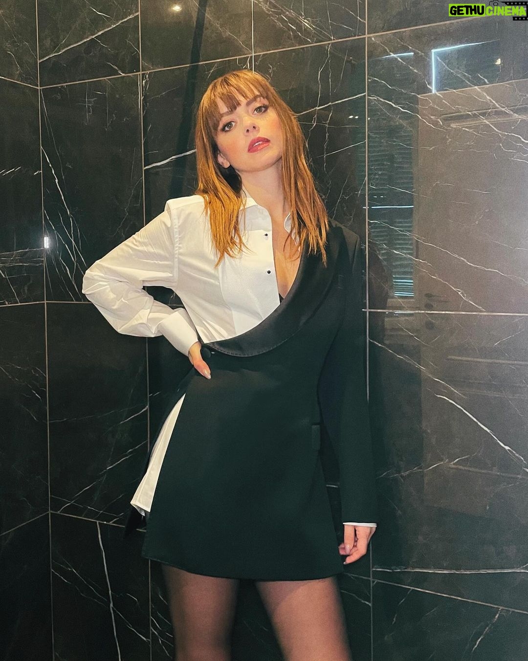 Annalisa Scarrone Instagram - Ma quindi frase preferita? ❤️🩸🌑 Mi sveglio ed è passata solo un’ora Non mi addormenterò Ancora otto lune nere e tu la nona E forse me lo merito La vuoi la verità? Ma quale verità? Ti dico la sincera o quella più poetica? Mi sento scossa Ma quanto male fa? Come morire Ma non capita Sinceramente quando piango Anche se a volte mi nascondo Non mi sogno di tagliarmi le vene Sto tremando Sto facendo un passo avanti e uno indietro Di nuovo sotto un treno E mi piace quando piango E anche se poi cadesse il mondo Non mi sogno di morire di sete Sto tremando Sto lasciando dei chiari di luna indietro E tu non sei leggero Sinceramente Solo tu Tu spegni sigarette su velluto blu Mi lasci sprofondare prima E dopo su Appena mi riprendo Ti lascio un messaggio Adesso Ma sono solo parole E dopo il vuoto Sono bagliori Non è oro E non hai mai capito Quando mi sento male Sai già che è tanto Se ti mando solo un messaggio Due parole C’è scritto sul finale Sinceramente, Tua