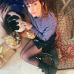 Annalisa Scarrone Instagram - Noi non riusciamo più ad alzarci dopo il pranzo di oggi (appena terminato) 🦭 Vi auguro la felicità! Buon Natale a tutti ❤️