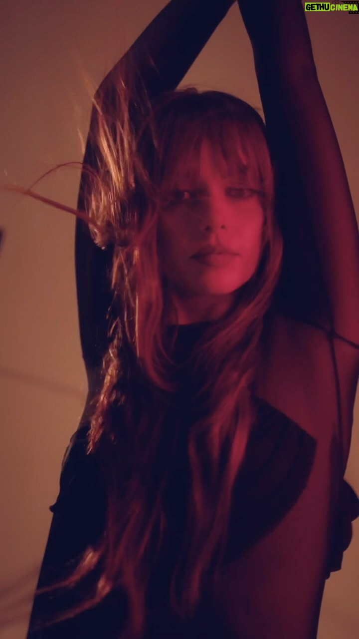 Annalisa Scarrone Instagram - E POI SIAMO FINITI NEL VORTICE è DISCO D’ORO 🌪️💫 C’è dell’euforia nell’aria ❤️🔥 #EPSFNV