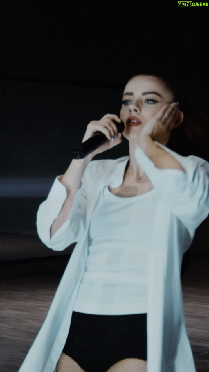 Annalisa Scarrone Instagram - Euforia IL VIDEO fuori ora 🔥 E finalmente nel vortice ci siete anche voi 🌪️❤️ #Euforia #EPSFNV