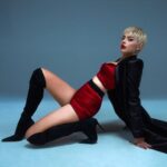 Annalisa Scarrone Instagram – Oggi, nel giorno dell’uscita del disco, succede anche che Ragazza Sola è al numero uno della classifica dei brani più trasmessi in radio in Italia. L’emozione è davvero grande, grazie 💜 
#RagazzaSola
#EPSFNV