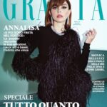 Annalisa Scarrone Instagram – Annalisa è la star di copertina di Grazia, in edicola e app da oggi. Questo 2023 è per lei l’anno dei successi più importanti. È diventata la regina della pop dance e anche un fenomeno di costume, visto che migliaia di ragazze imitano la sua frangetta con i capelli lunghi, la coda di cavallo alta o il caschetto. La sua è la voce dei tormentoni più ballati e premiati del momento. Ha sposato l’uomo che ama e ora è pronta a conquistarci con un tour, nei palazzetti e per la prima volta live al Forum di Assago, e con un album che già nel titolo, “E poi siamo finiti nel vortice”, racchiude tutte le sfide vinte da quando si sentiva una ragazza di provincia intimorita dal successo. Finché, racconta la popstar a Grazia, ha capito che per affrontare i saliscendi della vita bisogna «Lasciarsi andare, seguire l’istinto, perché l’istinto ti porta sempre nel posto giusto». 
Per Grazia ha posato tra i capolavori dell’arte contemporanea italiana, e le grandi arcate in vetro vista Duomo, del Museo del Novecento di Milano. Un luogo ricco di energia come quella che lei riesce a comunicare ai suoi fan. 

Intervista @monbogmondadori 
Foto @andy_olive 
Styling @susanna_ausoni 
Trucco @valentina.raimondi.beauty 
Pettinature @andreapirani92 
Look @numeroventuno @crivelliofficial
@warnermusicitaly @museodel900